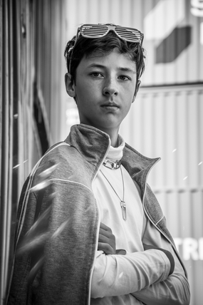 黑白单色调少年写真摄影图片